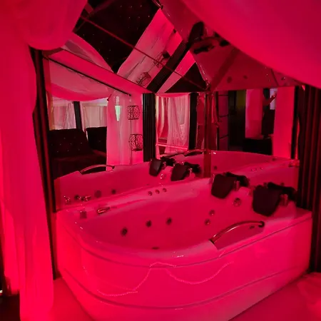 Boutique18plus - Adults Only בית הארחה