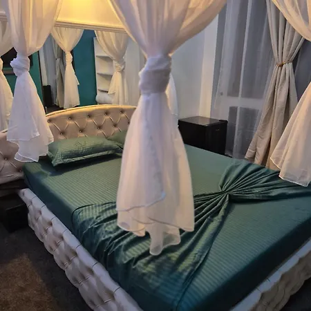 Boutique18plus - Adults Only בית הארחה *